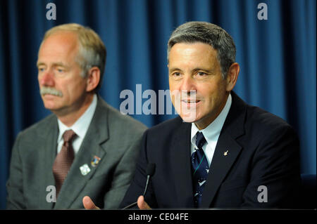 21 juillet 2011 - Cape Canaveral, Florida, United States - BILL Gerstenmaier, administrateur associé pour les opérations spatiales, Quartier général de la NASA (L) et BOB CABANA, directeur, Centre Spatial Kennedy s'adresser aux médias à la suite de la navette spatiale Atlantis L'Atterrissage au Centre spatial Kennedy, en Floride. L'atterrissage cap Banque D'Images