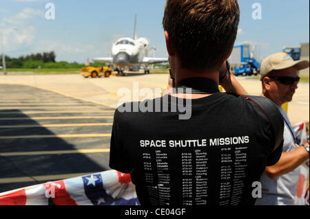 21 juillet 2011 - Cape Canaveral, Floride, États-Unis - La navette spatiale Atlantis se trouve à l'extérieur l'Orbitor Installation de traitement après l'atterrissage au Centre spatial Kennedy à Cape Canaveral, en Floride. Le débarquement terminé une mission de 13 jours d'approvisionnement à la Station spatiale internationale de la NASA et se termine 30 ans savs Banque D'Images