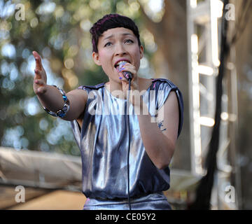 Aug 14, 2011 - San Francisco, Californie, USA - chanteuse YUKIMI NAGANO de la bande Le Petit Dragon il se produit dans le cadre du Festival de Musique de 2011 à l'extérieur (qui a lieu au Golden Gate Park. Les trois jours du festival permettra d'attirer des milliers de fans pour voir une variété d'artiste sur six différents s Banque D'Images