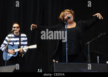 Aug 14, 2011 - San Francisco, Californie, USA - Musicien WIN BUTLER d'Arcade Fire le groupe effectue avec la chanteuse Mavis Staples il se produit dans le cadre du Festival de Musique de 2011 à l'extérieur (qui a lieu au Golden Gate Park. Les trois jours du festival permettra d'attirer des milliers de fans pour voir une vari Banque D'Images