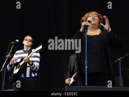 Aug 14, 2011 - San Francisco, Californie, USA - Musicien WIN BUTLER d'Arcade Fire le groupe effectue avec la chanteuse Mavis Staples il se produit dans le cadre du Festival de Musique de 2011 à l'extérieur (qui a lieu au Golden Gate Park. Les trois jours du festival permettra d'attirer des milliers de fans pour voir une vari Banque D'Images