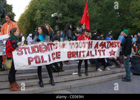 22 octobre 2011 - New York, New York, États-Unis - Occupy Wall Street prend en charge d'une manifestation contre la brutalité policière dans la région de Union Square. Occupy Wall Street est une protestation NYC qui est passée à travers les USA et virale du monde. (Crédit Image : © John Marshall/ZUMAPRESS.com) Mantel Banque D'Images