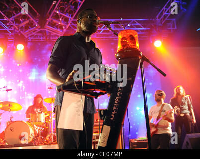 10 septembre 2011 - Columbia, Maryland, USA - Chanteur TUNDE ADEBIMPE des TV on the Radio bande il se produit dans le cadre de la Virgin Mobile 2011 Festival gratuit qui a eu lieu à la Merriweather Post Pavilion. Copyright 2011 Jason Moore. (Crédit Image : © Jason Moore/ZUMAPRESS.com) Banque D'Images