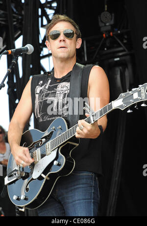 Le 18 septembre, 2011 - Austin, Texas, USA - MIKEL JOLLETT musicien du groupe The Airborne Toxic Event il se produit dans le cadre de la 10e édition de Austin City Limits Music Festival, qui se déroule à Zilker Park situé à Austin. Les trois jours du festival permettra d'attirer plus de 70 000 fans pour voir une variété Banque D'Images