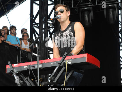 Le 18 septembre, 2011 - Austin, Texas, USA - MIKEL JOLLETT musicien du groupe The Airborne Toxic Event il se produit dans le cadre de la 10e édition de Austin City Limits Music Festival, qui se déroule à Zilker Park situé à Austin. Les trois jours du festival permettra d'attirer plus de 70 000 fans pour voir une variété Banque D'Images