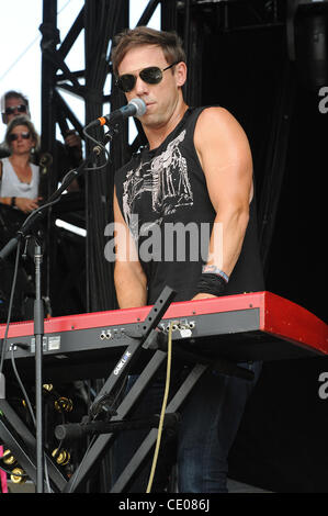 Le 18 septembre, 2011 - Austin, Texas, USA - MIKEL JOLLETT musicien du groupe The Airborne Toxic Event il se produit dans le cadre de la 10e édition de Austin City Limits Music Festival, qui se déroule à Zilker Park situé à Austin. Les trois jours du festival permettra d'attirer plus de 70 000 fans pour voir une variété Banque D'Images