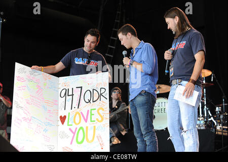 Mars 25, 2011 - Raleigh, Caroline du Nord), USA - American Idol gagnant BÉNABAR et Radio Personnalités de WQDR le présenter avec une carte d'anniversaire signée par des fans alors qu'il prend part à sa ville natale d'anniversaire pour célébrer est 18e anniversaire avec une performance à plus de 14 000 fans, alors qu'au moment W Banque D'Images