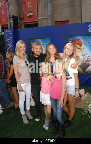 28 août 2011 - Hollywood, Californie, États-Unis - Rick Schroder et Andrea Schroder durant la premiere Walt Disney Studios réédition de la LE ROI LION 3D, tenue à l'El Capitan Theatre, le 27 août 2011, à Los Angeles.(Image Crédit : Â© Michael Germana/Globe Photos/ZUMAPRESS.com) Banque D'Images