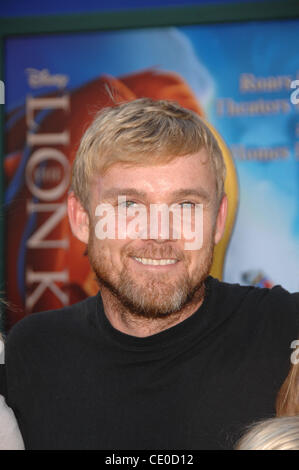 28 août 2011 - Hollywood, Californie, États-Unis - Rick Schroder durant la premiere Walt Disney Studios réédition de la LE ROI LION 3D, tenue à l'El Capitan Theatre, le 27 août 2011, à Los Angeles.(Image Crédit : Â© Michael Germana/Globe Photos/ZUMAPRESS.com) Banque D'Images