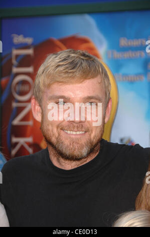 28 août 2011 - Hollywood, Californie, États-Unis - Rick Schroder durant la premiere Walt Disney Studios réédition de la LE ROI LION 3D, tenue à l'El Capitan Theatre, le 27 août 2011, à Los Angeles.(Image Crédit : Â© Michael Germana/Globe Photos/ZUMAPRESS.com) Banque D'Images