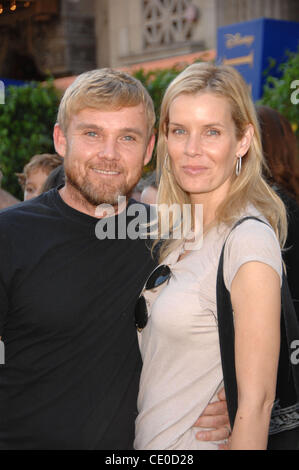 28 août 2011 - Hollywood, Californie, États-Unis - Rick Schroder et Andrea Schroder durant la premiere Walt Disney Studios réédition de la LE ROI LION 3D, tenue à l'El Capitan Theatre, le 27 août 2011, à Los Angeles.(Image Crédit : Â© Michael Germana/Globe Photos/ZUMAPRESS.com) Banque D'Images