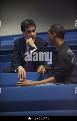 15 août 2011 - London, England, UK - leader travailliste Ed Miliband parle avec Max Aver, 18 ans, de Stretham, Londres après avoir prononcé un discours d'opposition au premier ministre David Cameron à l'Havertock l'école, son alma mater, à Chalk Farm, à Londres, le 15 août 2011. (Crédit Image : © Mark Makela/ZUMAPRESS Banque D'Images