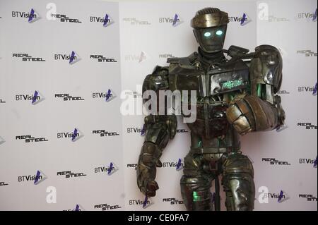 16 septembre 2011 - London, England, UK - un robot utilisé mécaniques du film Real Steel avec Hugh Jackman acteur attend chez BT Tower. (Crédit Image : © Mark Makela/ZUMAPRESS.com) Banque D'Images