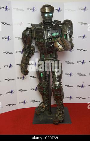 16 septembre 2011 - London, England, UK - un robot utilisé mécaniques du film Real Steel avec Hugh Jackman acteur attend chez BT Tower. (Crédit Image : © Mark Makela/ZUMAPRESS.com) Banque D'Images