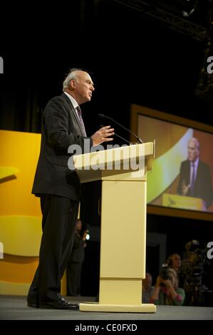 19 septembre 2011 - Birmingham, England, UK - Secrétaire d'affaires VINCE CABLE s'adressant aux délégués lors de la Conférence des démocrates libéraux à la CPI. (Crédit Image : © Mark Makela/ZUMAPRESS.com) Banque D'Images