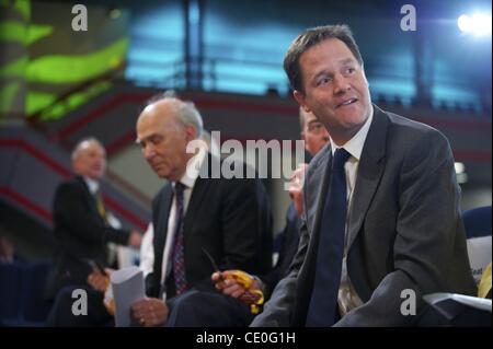 19 septembre 2011 - Birmingham, England, UK - Nick Clegg, Tim Farron, et Vince CABLE attendent un vote lors de la Conférence des démocrates libéraux à la CPI. (Crédit Image : © Mark Makela/ZUMAPRESS.com) Banque D'Images