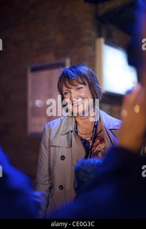 25 septembre 2011 - Birmingham, England, UK - MP, Tessa Jowell accorde une entrevue à la télévision après avoir assisté à des réunions au Bar & Restaurant Panam au cours de la conférence du parti travailliste. (Crédit Image : © Mark Makela/ZUMAPRESS.com) Banque D'Images