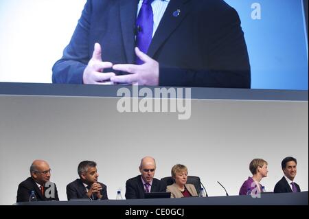 28 septembre 2011 - Liverpool, England, UK - (L-R) le député Keith Vaz, Secrétaire de la Justice de l'ombre Sadiq Khan, secrétaire en chef de l'ombre au Conseil du Trésor ANDREA EAGLE, Shadow Home Secretary Yvette Cooper, et leader du parti travailliste Ed Miliband réagir à Président de la Fédération de la police en Angleterre et au Pays de Galles, Paul McKeever annonce Banque D'Images