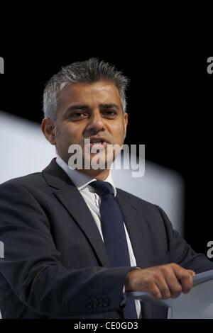 28 septembre 2011 - Liverpool, England, UK - Secrétaire de la Justice de l'ombre Sadiq Khan s'adresse aux délégués pendant la conférence du parti travailliste à l'ACC Liverpool. (Crédit Image : © Mark Makela/ZUMAPRESS.com) Banque D'Images