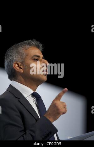 28 septembre 2011 - Liverpool, England, UK - Secrétaire de la Justice de l'ombre Sadiq Khan s'adresse aux délégués pendant la conférence du parti travailliste à l'ACC Liverpool. (Crédit Image : © Mark Makela/ZUMAPRESS.com) Banque D'Images