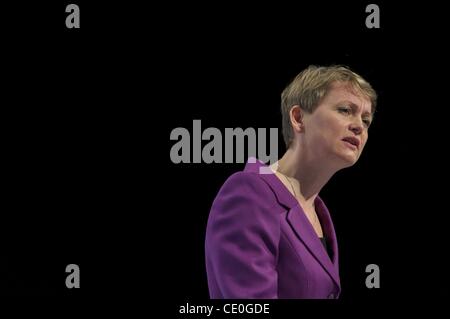 28 septembre 2011 - Liverpool, England, UK - Shadow Home Secretary YVETTE COOPER abordées pendant les délégués de la conférence du parti travailliste à l'ACC Liverpool. (Crédit Image : © Mark Makela/ZUMAPRESS.com) Banque D'Images