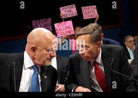 13 septembre 2011 - Washington, District of Columbia, États-Unis - Directeur du Renseignement National, James Clapper, Directeur de la Central Intelligence Agency David Petreaus témoigner devant la chambre (Sélectionner) et du Sénat (Sélectionnez) Intelligence Committee audition commune sur ''l'état de la réforme du renseignement 10 ans Banque D'Images