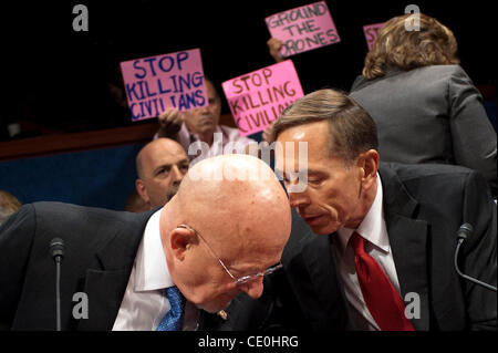 13 septembre 2011 - Washington, District of Columbia, États-Unis - Directeur du Renseignement National, James Clapper, Directeur de la Central Intelligence Agency David Petreaus témoigner devant la chambre (Sélectionnez) Comité du renseignement du Sénat et du Comité sur le renseignement (Sélectionner) Audition commune sur ''l'état d'Intell Banque D'Images