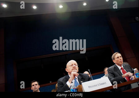 13 septembre 2011 - Washington, District of Columbia, États-Unis - Directeur du Renseignement National, James Clapper, Directeur de la Central Intelligence Agency David Petreaus témoigner devant la chambre (Sélectionnez) Comité du renseignement du Sénat et du Comité sur le renseignement (Sélectionner) Audition commune sur ''l'état d'Intell Banque D'Images