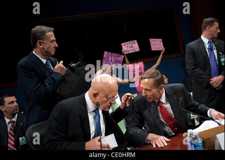 13 septembre 2011 - Washington, District of Columbia, États-Unis - Directeur du Renseignement National, James Clapper, Directeur de la Central Intelligence Agency David Petreaus témoigner devant la chambre (Sélectionnez) Comité du renseignement du Sénat et du Comité sur le renseignement (Sélectionner) Audition commune sur ''l'état d'Intell Banque D'Images