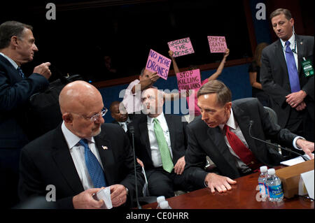 13 septembre 2011 - Washington, District of Columbia, États-Unis - Directeur du Renseignement National, James Clapper, Directeur de la Central Intelligence Agency David Petreaus témoigner devant la chambre (Sélectionnez) Comité du renseignement du Sénat et du Comité sur le renseignement (Sélectionner) Audition commune sur ''l'état d'Intell Banque D'Images