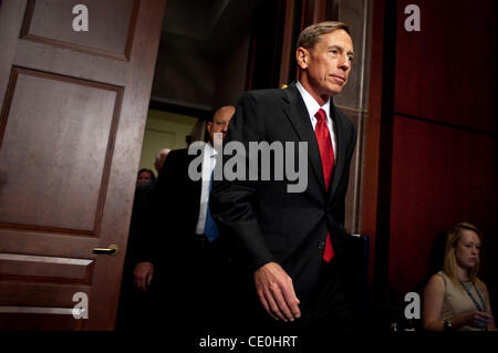 13 septembre 2011 - Washington, District of Columbia, États-Unis - Le directeur de l'Agence centrale de renseignement DAVID PETREAUS arrive pour tesify avant de la maison (Sélectionnez) Comité du renseignement du Sénat et du Comité sur le renseignement (Sélectionner) Audition commune sur ''l'état de la réforme du renseignement 10 ans après le 11 septembre.'' à e Banque D'Images