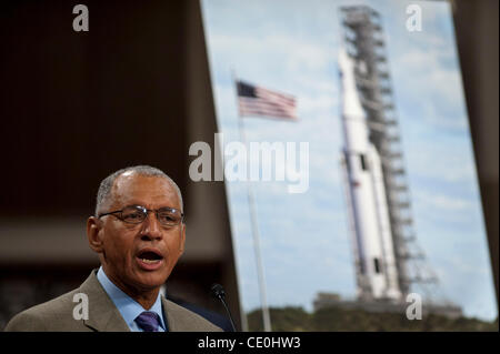 14 septembre 2011 - Washington, District of Columbia, États-Unis - National Aeronautics and Space Administration (NASA) Administrator CHARLES BOLDEN lors d'une conférence de presse sur la colline du Capitole mercredi pour discuter d'un nouveau système de lancement spatial qui prendra plus loin les astronautes dans l'espace qu'avant. La NASA dit le s Banque D'Images