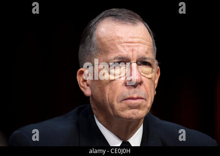 22 septembre 2011 - Washington, District of Columbia, États-Unis - Chef de l'état-major des adm. MIKE MULLEN, témoigne devant la Commission des forces armées du Sénat audition sur la stratégie américaine en Afghanistan et l'Iraq. C'était très probablement la dernière apparition de Mullen devant le comité. (Crédit Image : Banque D'Images