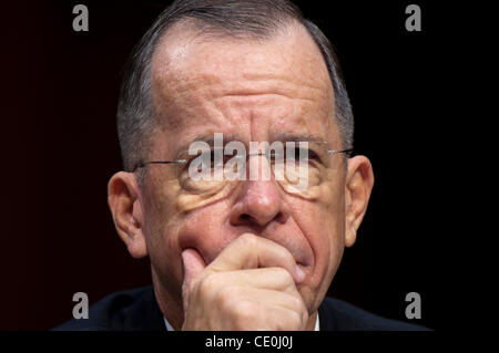 22 septembre 2011 - Washington, District of Columbia, États-Unis - Chef de l'état-major des adm. MIKE MULLEN, témoigne devant la Commission des forces armées du Sénat audition sur la stratégie américaine en Afghanistan et l'Iraq. C'était très probablement la dernière apparition de Mullen devant le comité. (Crédit Image : Banque D'Images