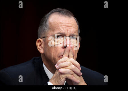 22 septembre 2011 - Washington, District of Columbia, États-Unis - Chef de l'état-major des adm. MIKE MULLEN, témoigne devant la Commission des forces armées du Sénat audition sur la stratégie américaine en Afghanistan et l'Iraq. C'était très probablement la dernière apparition de Mullen devant le comité. (Crédit Image : Banque D'Images