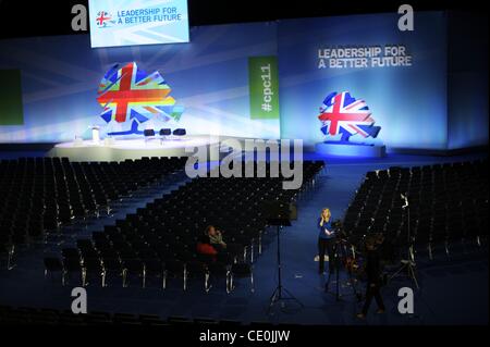 7 octobre 2011 - Manchester, Angleterre, RU - Une équipe de télévision se prépare à diffuser en direct avec un entretien avec le premier ministre David Cameron lors de la conférence du parti conservateur à Manchester Central. (Crédit Image : © Mark Makela/ZUMAPRESS.com) Banque D'Images