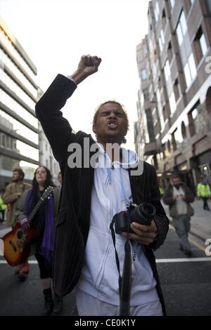 22 octobre 2011 - Londres, Angleterre, Royaume-Uni - Des centaines de manifestants occupent 'London' a saisi un autre camp à Finsbury Square après la marche de la Cathédrale St Paul. Ce sont deux des nombreuses institutions financières de telles manifestations contre dans le monde entier. (Crédit Image : © Mark Makela/ZUMAPRESS.com) Banque D'Images