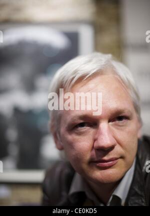 2 novembre 2011 - Londres, Angleterre, Royaume-Uni - WikiLeaks rédacteur en chef Julian Assange participe à une discussion intitulée "occupent - que veulent-ils ?" en première ligne Club à Londres. (Crédit Image : © Mark Makela/ZUMAPRESS.com) Banque D'Images