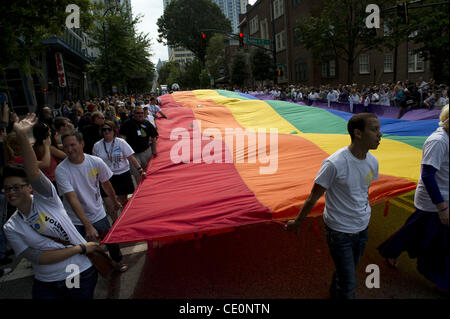 Le 9 octobre, 2011 - Atlanta, GA - Atlanta Gay Pride Parade drapeau multicolore se déplace vers le bas Peachtree Street Parade comme commence. L'une des plus grandes aux États-Unis, coïncide avec les célébrations de la Journée nationale de sortir. Des milliers de personnes se sont rassemblées à Piedmont Park dans le quartier de Midtown gay principalement pour le festival. Banque D'Images