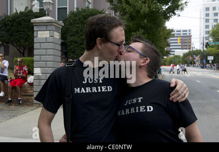 Le 9 octobre, 2011 - Atlanta, GA - Atlanta's Gay Pride Parade, l'un des plus importants aux États-Unis, coïncide avec les célébrations de la Journée nationale de sortir. Des milliers de personnes se sont rassemblées à Piedmont Park dans le quartier de Midtown gay principalement pour le festival. Atlanta est dans le top trois 'gayest' villes des États-Unis avec NEA Banque D'Images