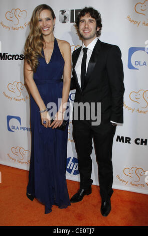 Le 5 novembre, 2011 - New York, New York, États-Unis - Petra Nemcova et Josh Groban arrivent pour la terre de rêves hait, Happy Hearts Fund bénéficier au Metropolitan Pavilion à New York le 5 novembre 2011.(Image Crédit : Â© Sharon Neetles/Globe Photos/ZUMAPRESS.com) Banque D'Images