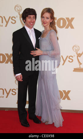 Septembre 18, 2011 - Los Angeles, Californie, États-Unis - Acteur SIMON HELBERG et femme, Jocelyn TOWNE arrivent à la à la 63e Prime Time Emmy Awards qui a eu lieu lors de la Nokia Theatre. (Crédit Image : &# 169 ; Lisa O'Connor/ZUMAPRESS.com) Banque D'Images