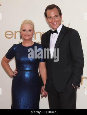 Septembre 18, 2011 - Los Angeles, Californie, États-Unis - Le port d'une blouse par Peter Som et avec une Judith Leiber embrayage, Amy Poehler et Arnett arrive pour la 63e Primetime Emmy Awards. (Crédit Image : &# 169 ; Lisa O'Connor/ZUMAPRESS.com) Banque D'Images