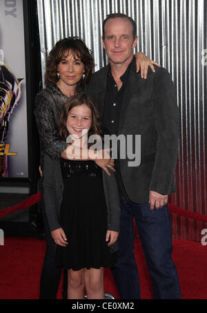 Le 2 octobre 2011 - Hollywood, Californie, États-Unis - Jennifer Grey, Clark Gregg & Stella arrive pour la première du film "Real Steel" à l'Amphithéâtre Gibson. (Crédit Image : © Lisa O'Connor/ZUMAPRESS.com) Banque D'Images