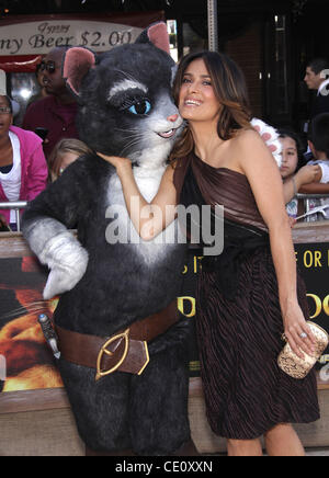 22 octobre 2011 - Hollywood, Californie, États-Unis - Salma Hayek arrive pour la première du film d'animation Dreamworks 'Le Chat Botté' au Village Théâtre. (Crédit Image : © Lisa O'Connor/ZUMAPRESS.com) Banque D'Images