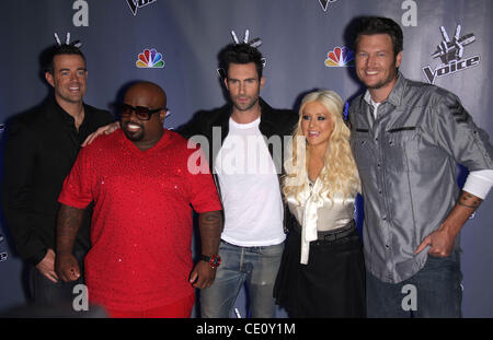 28 octobre, 2011 - Culver City, Californie, États-Unis - Blake Shelton, Christina Aguilera, Adam Levine, Cee Lo Green & Carson Daly arrive pour l'annonce de la saison 2 de "The Voice" tenue à Sony Pictures. (Crédit Image : © Lisa O'Connor/ZUMAPRESS.com) Banque D'Images