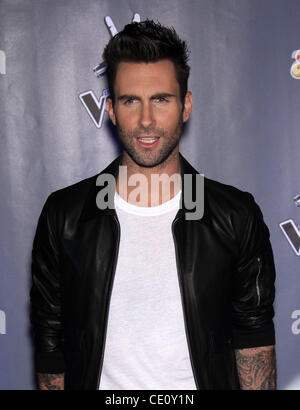 28 octobre, 2011 - Culver City, Californie, États-Unis - Adam Levine arrive pour l'annonce de la saison 2 de "The Voice" tenue à Sony Pictures. (Crédit Image : © Lisa O'Connor/ZUMAPRESS.com) Banque D'Images