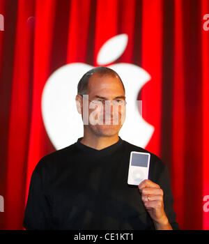 5 octobre 2011 - (photo) Steve Jobs - l'homme qui nous a apporté l'iPhone, l'iPod et de l'iMac - est mort. Le co-fondateur d'Apple Computers a été de 56 ans. Emplois avaient souffert d'une forme rare de cancer du pancréas pendant des années. Il a démissionné de son poste de PDG d'Apple en août présenté : 12 octobre, 2005 Banque D'Images