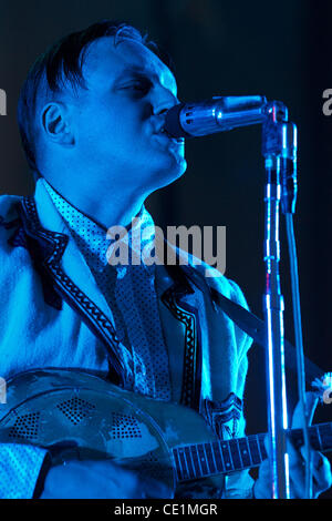 14 août 2011 - San Francisco, Californie, États-Unis - Win Butler effectue avec Arcade Fire au festival des terres à l'extérieur dans le parc du Golden Gate à San Francisco, CA. (Crédit Image : © Matt Cohen/ZUMAPRESS.com) Southcreek/mondial Banque D'Images