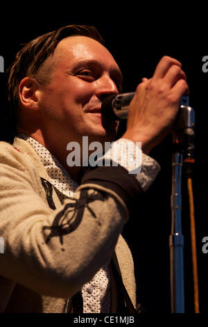 14 août 2011 - San Francisco, Californie, États-Unis - Win Butler effectue avec Arcade Fire au festival des terres à l'extérieur dans le parc du Golden Gate à San Francisco, CA. (Crédit Image : © Matt Cohen/ZUMAPRESS.com) Southcreek/mondial Banque D'Images